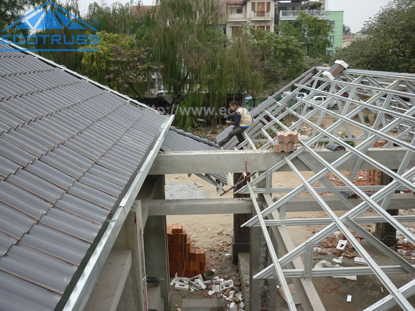 Sau khi hoàn thiện xong
khung kèo thép mạ, những người thợ chuyên nghiệp của chúng tôi sẽ tiến hàng lợp
ngói Sau khi hoàn thiện xong khung kèo thép mạ,
những người thợ chuyên nghiệp của chúng tôi sẽ tiến hàng lợp ngói