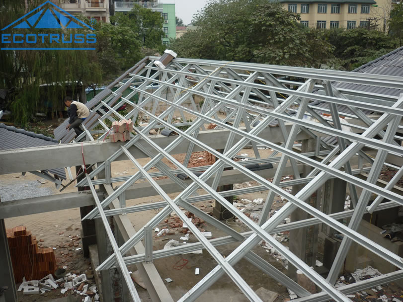 Sau khi hoàn thiện xong
khung kèo thép mạ, những người thợ chuyên nghiệp của chúng tôi sẽ tiến hàng lợp
ngói Sau khi hoàn thiện xong khung kèo thép mạ,
những người thợ chuyên nghiệp của chúng tôi sẽ tiến hàng lợp ngói