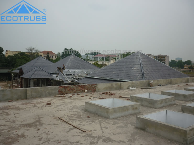 Các kỹ sư đang thực hiện
bắt vít để hoàn thiện kết cấu mái Các kỹ sư đang thực hiện bắt vít để hoàn thiện
kết cấu mái